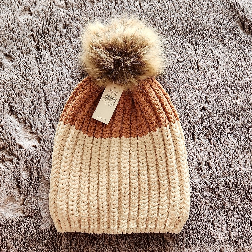 🐻NWT🐻 Aerie Cozy Knit Pom-Pom Beanie - Cream and Tan OS